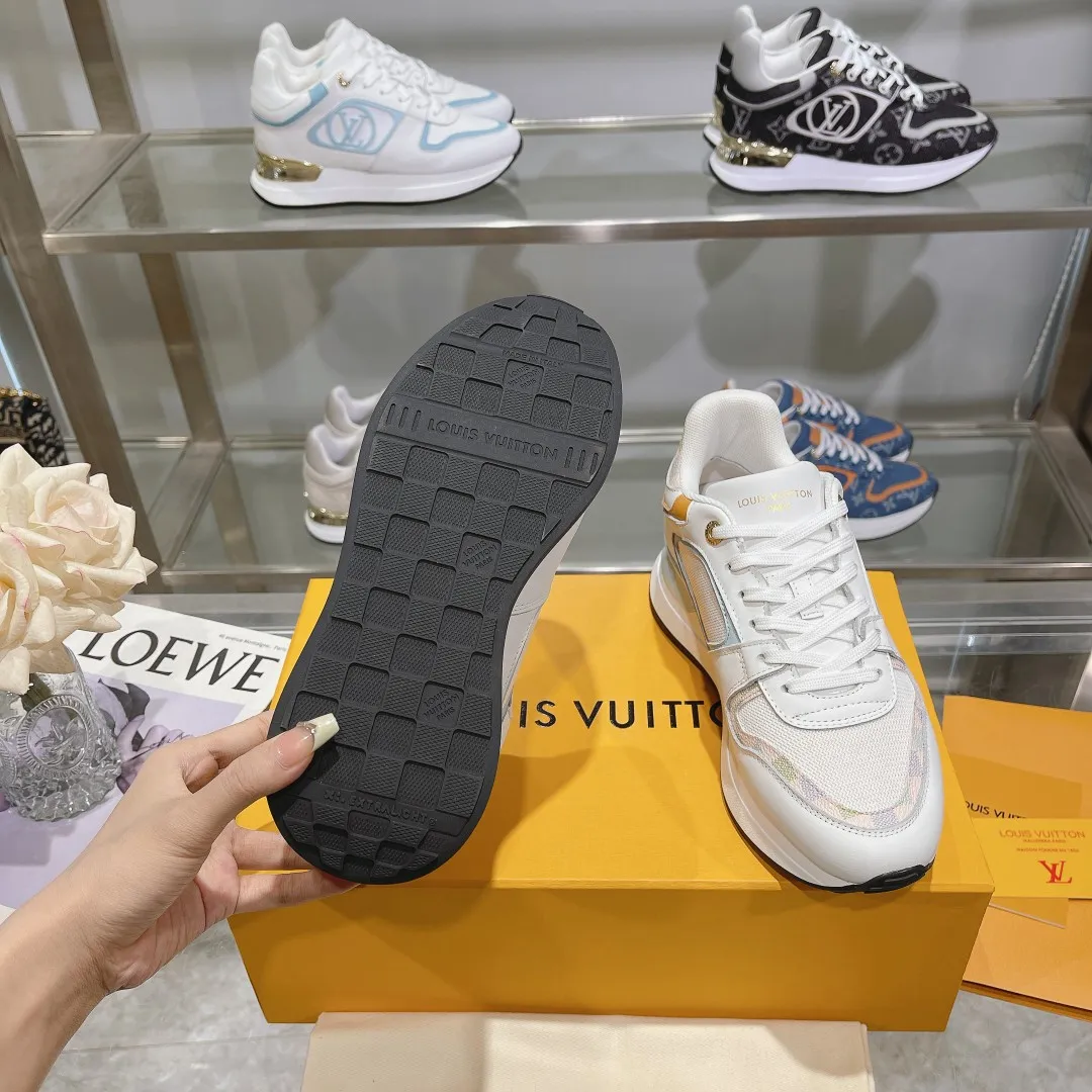 [L Family] P: 760💰Size 35-42 for women, 39-46 for men, (41.42 for women, 45.46 for men, customized) .LV Donkey Brand 🔥🔥LOUIS VUITTON Louis Vuitton's official website synchronizes the 2025 autumn and winter couple's models, which are now on the market, this Neo Run Away sneakers are inspired by running shoes, integrating LV's iconic must-have shoes into the trend. This version is a 1:1 replica of the original version. It is made of two-tone calfskin to highlight its simple lines and unique wedge outsole. Key details include the LV initials on the side and an engraved gold heel stabilizer on the back plus a 2cm hidden insole.